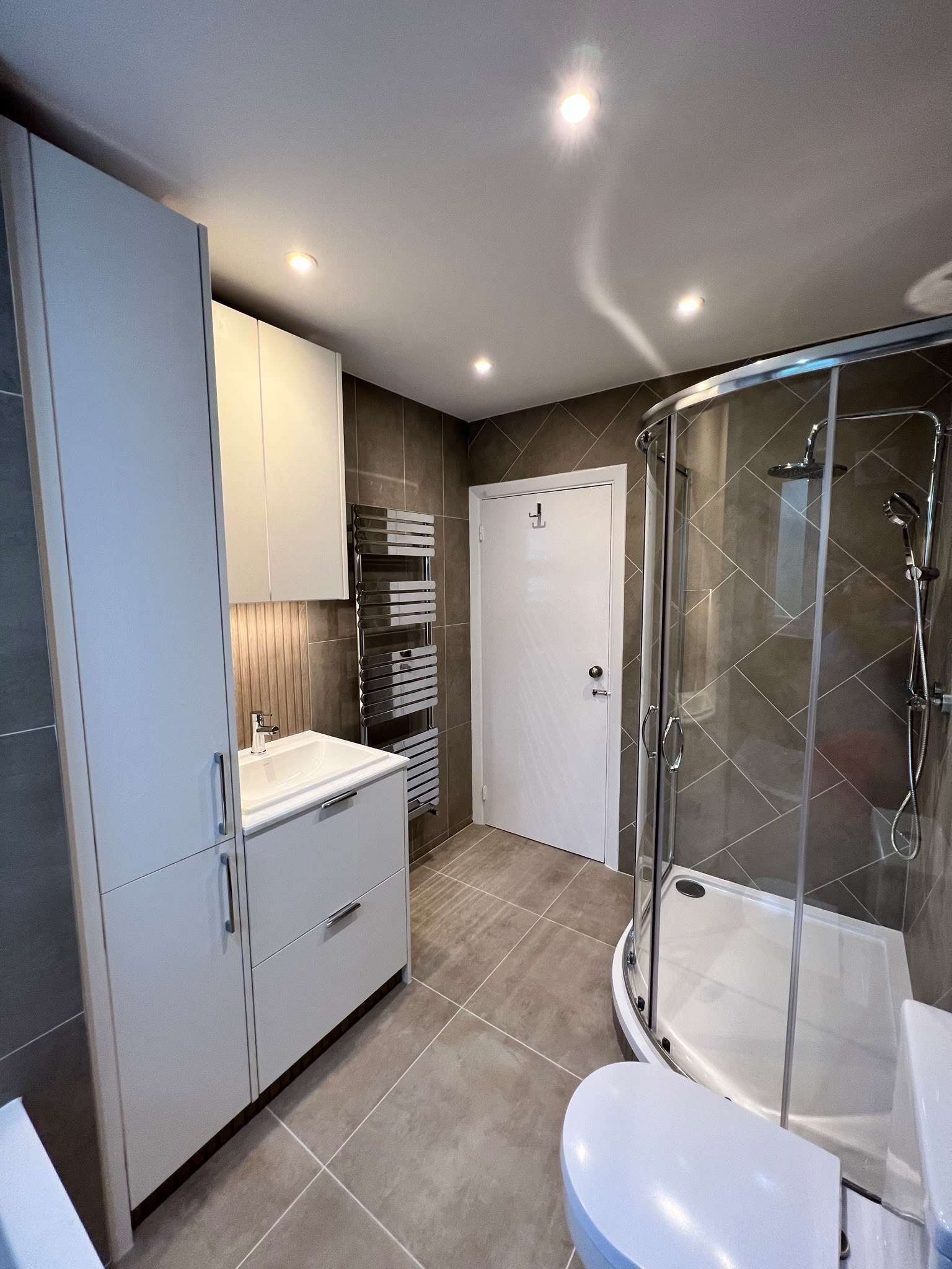 Bathroom herringbone curved