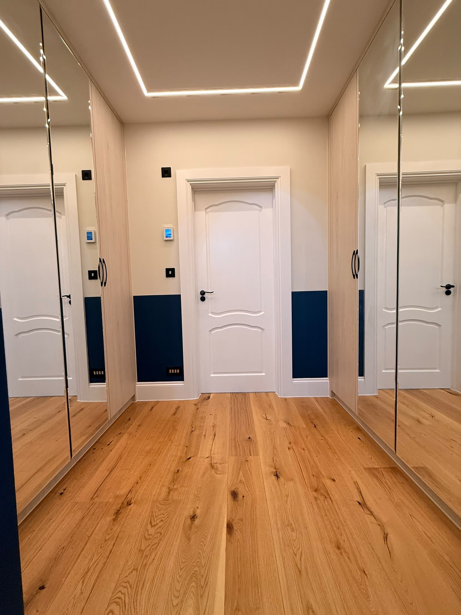 Hallway arch mirrored led